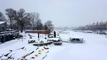 winter, bevroren norrstrom rivier, stockholm, zweden. voor gebruik als achtergrond of wallpaper met kopieerruimte foto