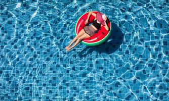 bovenaanzicht van vrouw lag op ballon in zwembad foto