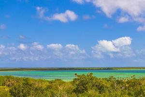 muyil lagune panorama-uitzicht in de tropische jungle van geweldig mexico. foto