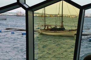 typische vintage vissersboot bekeken door gekleurd raam in de haven van reykjavik foto