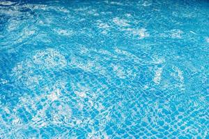 knipperend wateroppervlak in blauwe zwembadclose-up foto