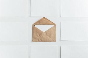 kraftpapieren envelop en blanco witte kaarten, sjabloonmodel foto