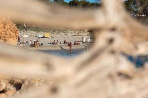 mensen genieten van het strand van Cala Saona in Formentera in Spanje in de zomer van 2021. foto