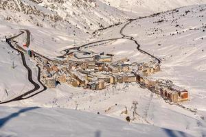 uitzicht op de stad montana pas de la casa in de pyreneeën in het skigebied grandvalira in andorra. foto