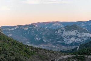 landschappen van de bergen van de catalaanse pyreneeën in organya in spanje foto