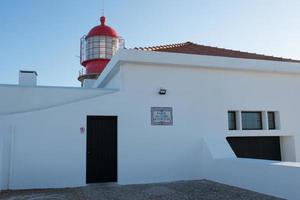 vooraanzicht van traditionele vuurtoren bij kaap van heilige vincent, portugal foto