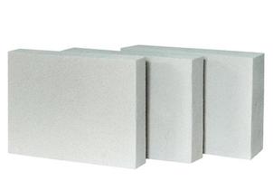 lichtgewicht bouw baksteen geïsoleerd op wit. lichtgewicht geschuimd gips blok geïsoleerd op wit. foto