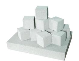lichtgewicht bouw baksteen geïsoleerd op wit. lichtgewicht geschuimd gips blok geïsoleerd op wit. foto