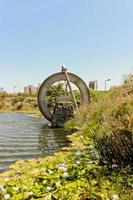 watermolen in meervijver in green point park kaapstad. foto