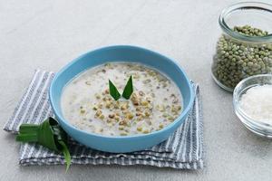 mungbonenpap of bubur kacang hijau, Indonesische dessertpap van mungbonen met kokosmelk, pandanblad en gember. geserveerd in kom. foto