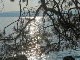 zonsondergang op zee in malinska op het eiland krk kroatië foto