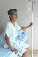 portret van senior patiënt liggend op bed in ziekenhuis, gezondheidszorg en medisch concept foto