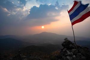 Thaise vlag vanuit het oogpunt van pha khao noi, chiang mai, thailand foto