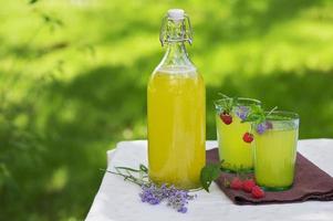 huisgemaakte limonade in glazen, framboos en lavendel foto