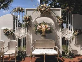 indonesië mooie bloemenpodium voor huwelijksceremonie. foto