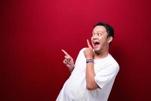 glimlach en gelukkige jonge Aziatische man is met de hand op lege ruimte foto