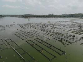 luchtfoto van traditionele drijvende visvijver op moeras in indonesië foto