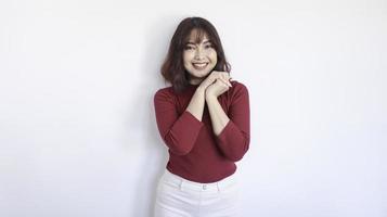 blij en opgewonden Aziatisch mooi meisje met rood shirt op witte achtergrond foto