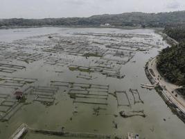 luchtfoto van traditionele drijvende visvijver op moeras in indonesië foto