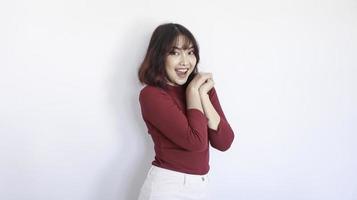 blij en opgewonden Aziatisch mooi meisje met rood shirt op witte achtergrond foto