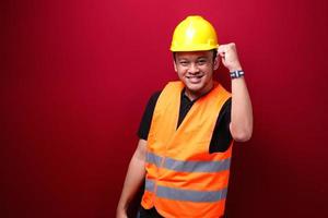 blij opgewonden en lachende jonge aziatische man werknemer die zijn arm opsteekt om succes of prestatie te vieren. foto
