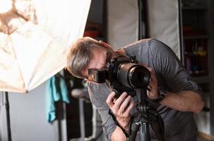 fotograaf bezig met fotograferen in de studio foto