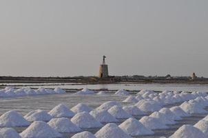 zoute zoutvlakten in marsala foto
