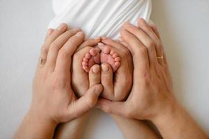 kleine mooie beentjes van een pasgeboren baby in de eerste levensdagen foto