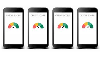 collectie smartphones met gauge credit score app op het scherm voor tekst financiële informatie over de klant geïsoleerd op een witte achtergrond - kredietwaardigheid van de klant geeft aan voor banklening foto