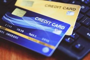 online betalingscreditcard op toetsenbord - online winkelen technologie en creditcardbetalingsconcept foto