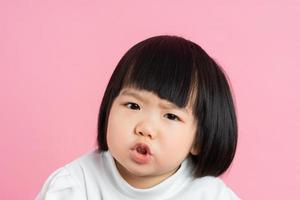 mooie baby meisje portret, geïsoleerd op roze achtergrond foto