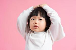 mooie baby meisje portret, geïsoleerd op roze achtergrond foto