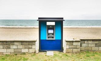 pinautomaat aan het strand foto