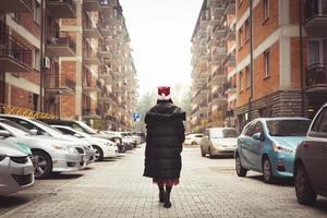 alleenstaande vrouw die op straat loopt foto