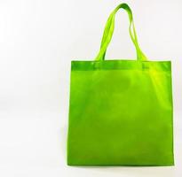 groene tas om te gaan winkelen. geen plastic zak boodschappentas concept op de witte blackground. foto