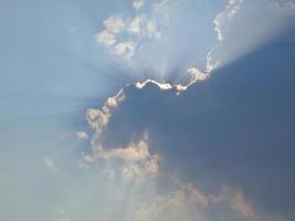 de lucht de wolken die de zon bedekken foto