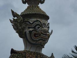 demon voogd in het grote paleis van wat phra kaew in thailand. foto