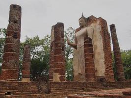 tempel, sukhothai thailand, ligt buiten de oude stadsmuur van sukhothai in het westen in het gebied van aranyawat of wat pa, deze tempel ligt op een heuvel ongeveer 200 meter foto