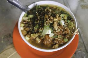 soto tauco van gefermenteerde sojaboon en soto. origineel uit tegal, indonesië. selectieve focus foto