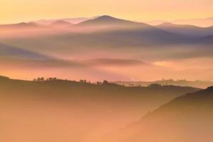 warm zonsondergang berglandschap foto