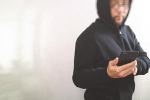 hipster man in een kaphand met behulp van mobiele telefoonbetalingen online winkelen, omni-kanaal, vooraanzicht foto