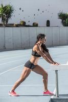 vrouw traint op atletiekbaan foto