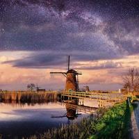 Nederlandse molen bij nacht. sterrenhemel. Holland. Nederland foto