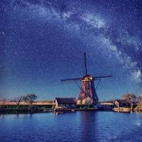 Nederlandse molen bij nacht. sterrenhemel. Holland. Nederland. foto