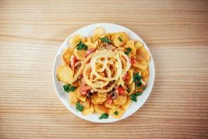 salade met gebakken aardappelen, champignons en tomaten foto