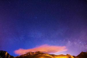 fantastische winter meteorenregen en de met sneeuw bedekte bergen foto