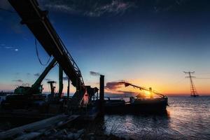 boot op het meer bij zonsondergang foto