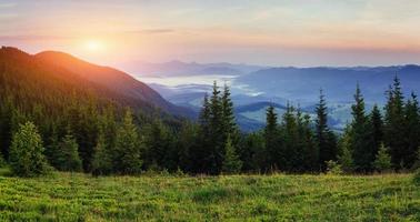 landschap met mist in bergen zonsondergang. foto