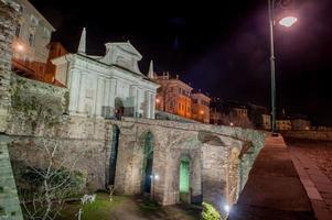 bergamo hoge stad bij nacht foto