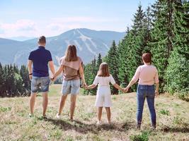 familie reizen naar de bergen. natuur, reizende omgeving concept foto